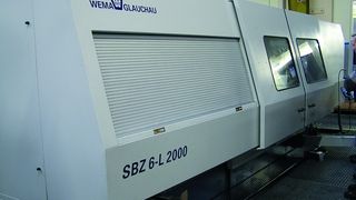 Schleif-Bearbeitungszentrum SBZ 6-L-2000 mit Spezialspannvorrichtung und einer Inprozess-Messsteuerung für Teilelängen bis 2000 mm. Bild: Wema Glauchau (Archiv: Vogel Business Media)