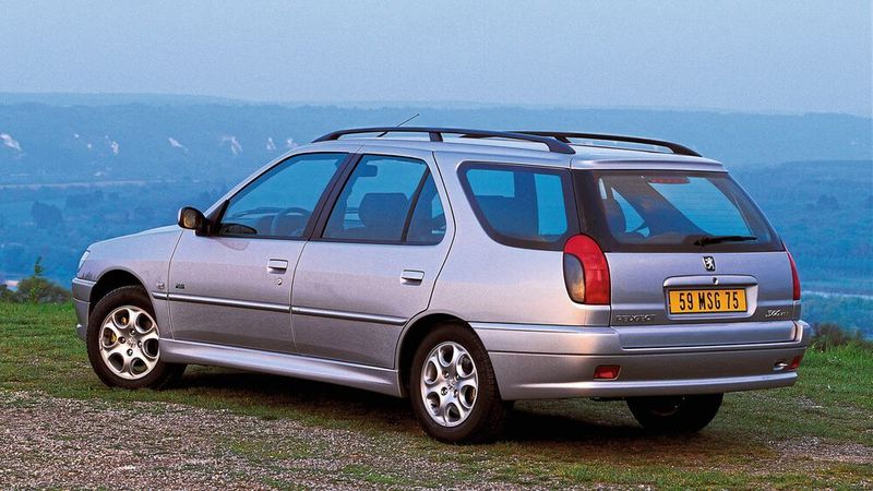 Auch beim 306 hieß die Kombiversion nach wie vor „Break“. Auch bei ihm war das Heckabteil geräumig geraten, was ihn zum praktischen Familienwagen machte. (Peugeot)