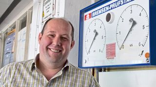 Albert Gallersdörfer hat gut lachen: sein Bremsprüfstand entspricht ab sofort der aktuellen Richtlinie – und das für kleines Geld. (Holz)