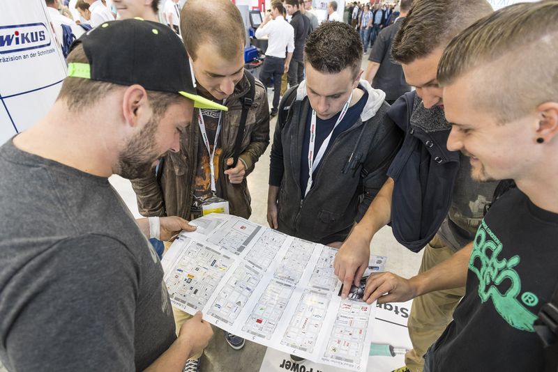 Die Fachbesucher auf der AMB 2014 informierten sich genau. (Bild: Messe Stuttgart)