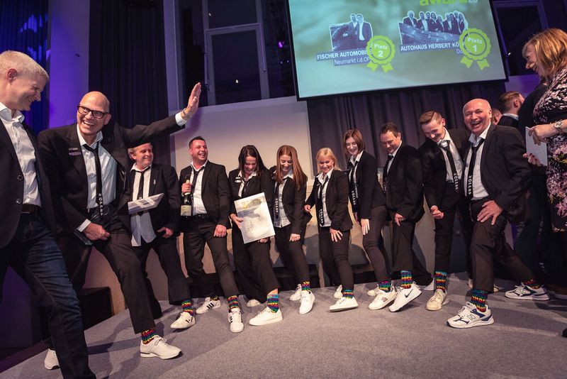 „Wir sind happy!“, ruft das Team von Auto Köpper und zeigt seine Socken mit der Aufschrift „Happy“. Die Dorstener waren von Kopf bis Fuß auf Gewinnen eingestellt. (Stefan Bausewein)