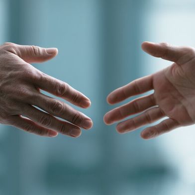 Palo Alto Networks und Embrace haben eine Übernahme angekündigt, abgeschlossen ist sie noch nicht. Das Closing wird im ersten Quartal des Geschäftsjahres 2027 erwartet und steht unter dem Vorbehalt der üblichen Bedingungen. (Bild: Midjourney / KI-generiert)