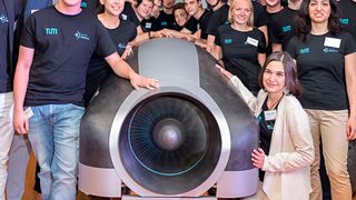 Die wissenschaftliche Arbeitsgemeinschaft für Raketentechnik und Raumfahrt mit ihrem Prototypen für den Hyperloop, der zu den 30 besten Prototypen gehört. (Uli Benz / TU Muenchen)
