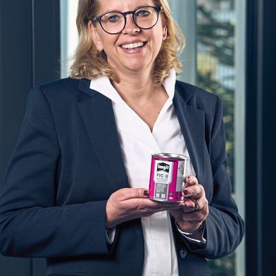 „Mit Bluemint Steel ermöglichen wir unseren Kunden, die CO₂-Bilanz ihrer Verpackungen messbar zu verbessern – ohne Kompromisse bei Qualität, Sicherheit oder Verarbeitungseigenschaften“, sagt Clarissa Odewald, CEO von Thyssenkrupp Rasselstein. (Bild: Marco Rothbrust)
