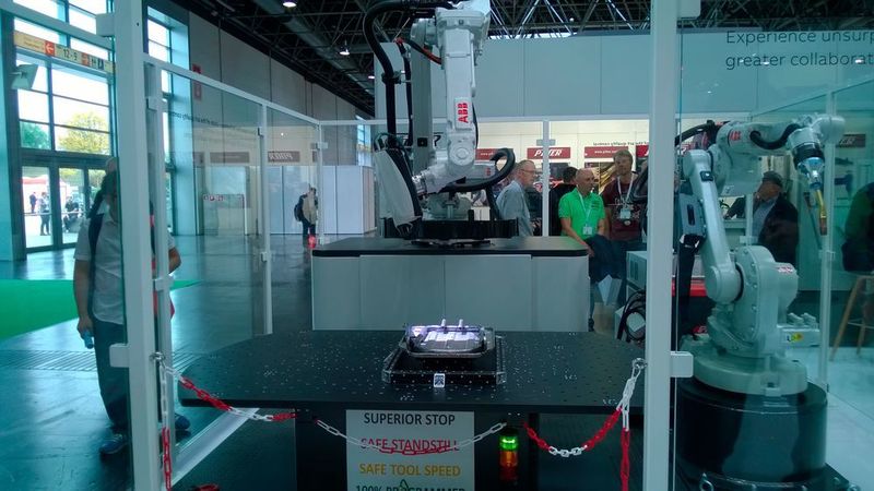 ABB stellte die neueste Generation seiner sicherheitszertifizierten Software zur Überwachung der Roboterbewegung vor. Dank SafeMove2 können Roboter und Mensch enger zusammenarbeiten, da die Roboterbewegungen auf genau das beschränkt werden, was für eine bestimmte Anwendung erforderlich ist. (D.Quitter/konstruktionspraxis)