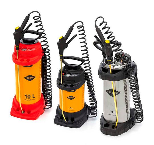 Diese Sprühgeräte, in dem Fall Hochdrucksysteme, werden von Mesto gefertigt. Dabei verwendet das Unternehmen zunehmend Spritzgießmaschinen von Wittmann Battenfeld, denn sie sorgen laut Hersteller nicht nur für eine nachhaltigere Kunststoffverarbeitung. (Bild:  Mesto)