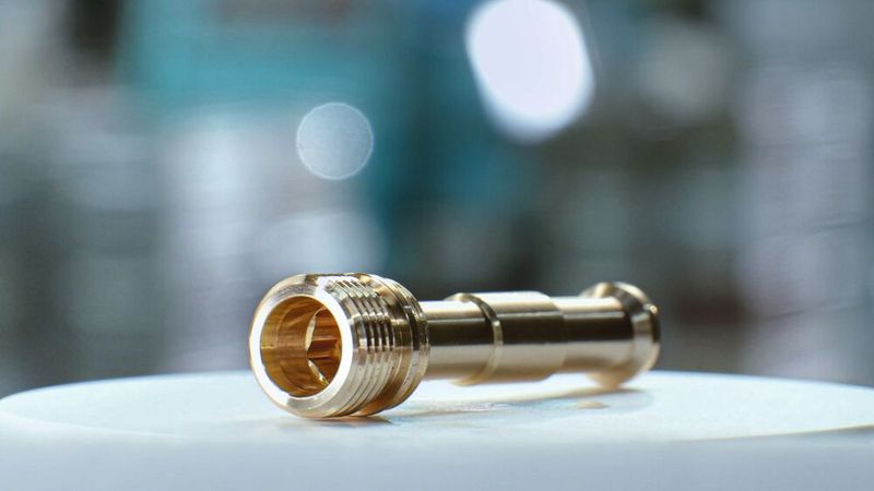 Durch das Zulegieren einer geringen, aber metallurgisch wirksamen Menge Magnesium wird der spanbrechende Effekt erreicht, für den bisher das Element Blei in Standardmessingen verantwortlich war.  (Bild:  Diehl Brass Solutions)