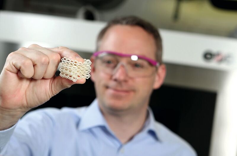 Evonik hat als weltweit erstes Unternehmen ein flexibles Kunststoffmaterial auf Basis von PEBA (Polyetherblockamid) für den 3D-Druck entwickelt. Das neue Hochleistungspulver überzeugt durch hohe Elastizität und Festigkeit und kann in unterschiedlichen pulverbasierten 3D-Druck-Verfahren eingesetzt werden.  (Evonik)