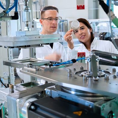 Experts from Fraunhofer IVV are optimizing a process for packaging production. As part of the KIOptiPack project, they are also developing AI tools to make plastic packaging ready for the circular economy. (Image:Fraunhofer IVV)