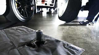 Rund 3 l Flüssigkeit wie Getriebe- oder Motoröl nimmt die wiederverwendbare Auffangmatte laut Mewa auf. Bild: Mewa (Archiv: Vogel Business Media)