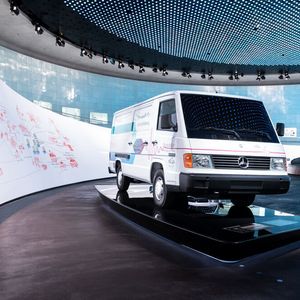 Das „New Electric Car“ ist das erste Brennstoffzellenfahrzeug von Mercedes-Benz, das unter Alltagsbedingungen funktioniert. Der Elektromotor leistet 30 kW (41 PS). 