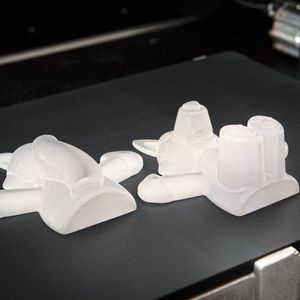 Kunststoff-Modell des Maskottchens, hergestellt im 3D-Druck-Verfahren als Form für das Silikon-Negativ. 