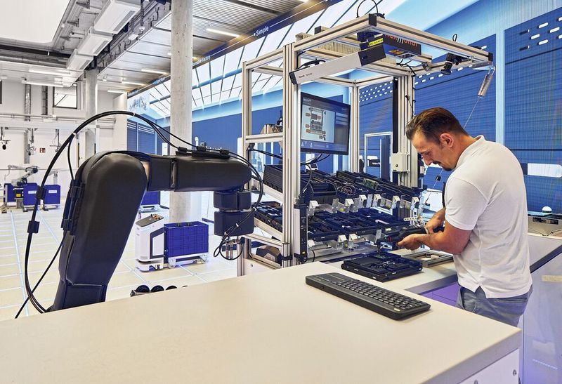 Der Mensch spielt eine wichtige Rolle in der Produktion. Automatisiert wird überall dort,
wo beispielsweise einfache, wiederkehrende Aufgaben zu erledigen sind.  (Bosch Rexroth)