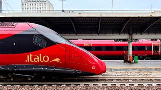 Der Bahn ans Bein fahren! Dieses Zugdesign könnte man ab 2028 öfter auf gewissen hoch belasteten deutschen Bahnstrecken sehen. Denn Italo nimmt einen Haufen Geld in die Hand, um bei Siemens Mobility fast 30 Schnellzüge zu kaufen. Das hat seinen Grund ... (Bild: Italo)