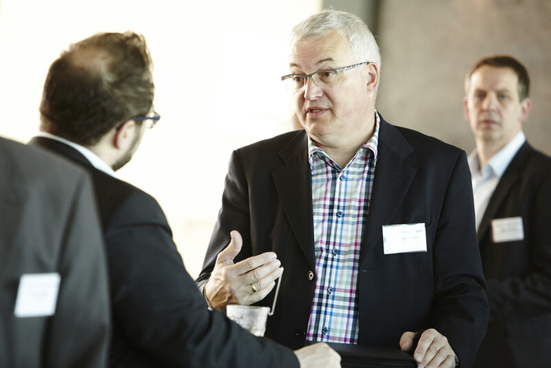 Moritz Münzenmaier (Acmeo) und Michael Lauer (Lauer IT) diskutierten über Technikerproduktivität. Im Hintergrund: Wolfgang Stoehr (Bents Informationssysteme). (Bild: Acmeo)
