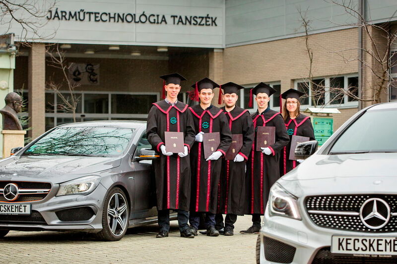 Graduates of the dual type studies of Kecskemét College (Dudarfoto)