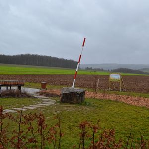 Bevor wir auf unseren Erlebnisbericht mit dem Audi E-Tron eingehen, zeigen wir erst einmal den neuen geografischen Mittelpunkt Europas.(Bild:  Michel/»kfz-betrieb«)