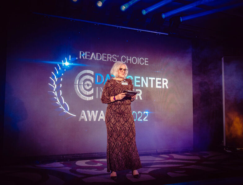 Ulrike Ostler, Chefredakteurin von DataCenter-Insider, darf die Gewinner der DataCenter-Insider Readers‘ Choice Awards 2022 bekannt geben.  (Bild: krassevideos.de/ VIT)