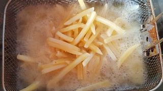 Aus altem Speiseöl und -fett kann man so manches machen, z. B. auch Kraftstoff für Dieselmotoren. (picture alliance / MAXPPP)