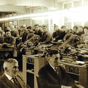 Die ersten Jahrzehnte waren geprägt von wirtschaftlichen Krisen und den Auswirkungen des Zweiten Weltkriegs. Nach Kriegsende konnte nur durch das Verhandlungsgeschick von Jakob Keller die vollständige Demontage und Sprengung der Fabrik verhindert werden.(Bild:  Hommel+Keller Präzisionswerkzeuge GmbH)