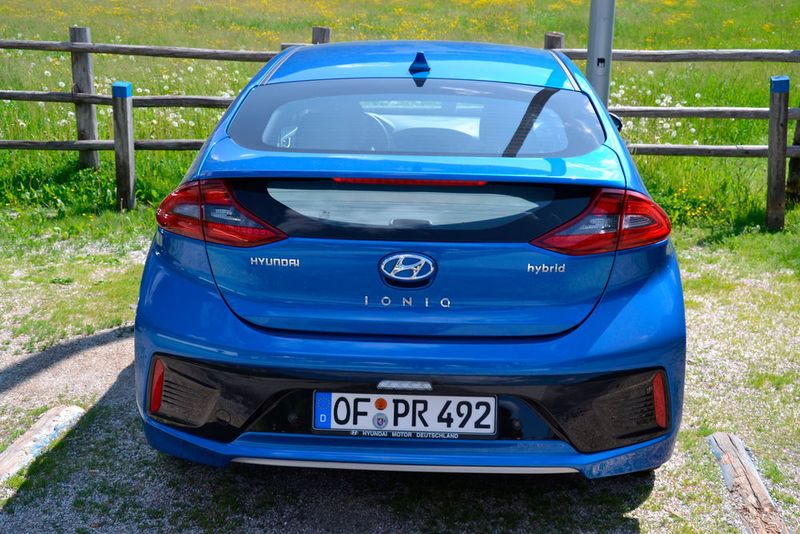 Aber wofür steht eigentlich der Modellname Ioniq? Der erste Teil „Ion“ bezieht sich auf den elektrischen Antrieb. Ein Ion ist ein elektrisch geladenes Atom oder Molekül. Der zweite Teil „iq“ leitet sich von dem englischen Wort unique (einmalig) ab. (Michel/»kfz-betrieb«)