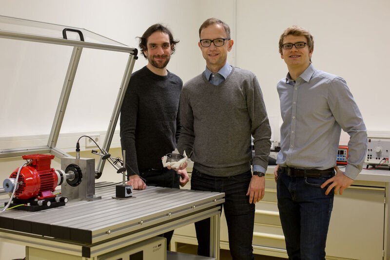 Das Bild zeigt Prof. Mathias Rudolph (M.) und seine Projektmitarbeiter Julian Hofbauer (l.) und Maik Wolf (r.). (Robert Weinhold/HTWK Leipzig)