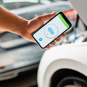 Was rattert denn da? Skoda will mit einer App und künstlicher Intelligenz Schäden schnell und zielgerichtet auf die Spur kommen.(Bild:  Skoda)