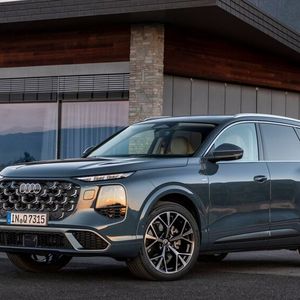 Dank optionaler Allradlenkung bietet der Fünfmeter-Riese einen moderaten Wendekreis und fährt sich spürbar handlicher.(Bild:  Audi)