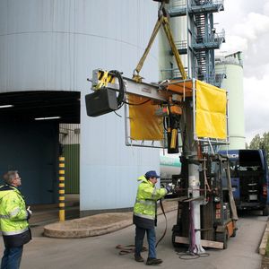 Letzte Vorbereitungen bei der Installation des neuen Säulenschwenkkrans von Heidkamp.