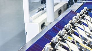 Elektrisch leitfähiges Kleben von geschindelten Zellen am industriellen Stringer im Module-TEC des Fraunhofer ISE. (Fraunhofer ISE)