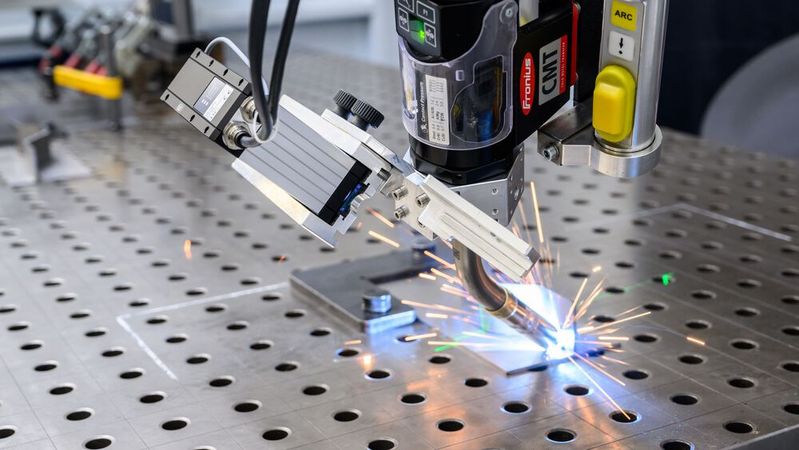 Trumpf hat mit dem Fraunhofer IPA eine roboterbasierte Möglichkeit für das Lichtbogenschweißen entwickelt. Das Besondere ist, dass der Schweißroboter mithilfe eines Sensors nicht nur jede Schweißbahn selbst errechnen kann. Lesen Sie mehr zu den Vorteilen.(Bild:  Trumpf)
