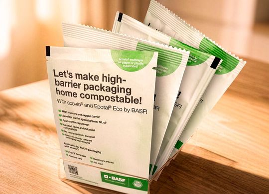 Das zertifiziert heimkompostierbare Biopolymer Ecovio von BASF kann jetzt auch für unterschiedliche Barriereaufbauten auf Papier- oder Kunststoffsubstraten eingesetzt werden. Gleichzeitig arbeitet man mit UPM am Recycling faserbasierter Verpackungen ...(Bild:  BASF)