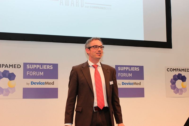 Die Preisverleihung findet auf der Standfläche des Compamed Suppliers Forums by Devicemed statt. Moderiert wird sie von Devicemed-Chefredakteur Peter Reinhardt. (Bild: Schäfer)
