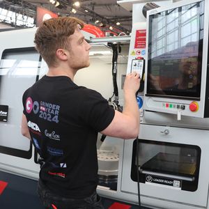 Die gespannten Blicke des Publikums im Genick, macht sich Jan-Niclas Kiefer von Effgen Lapport Schleiftechnik beim Wettbewerb Grinder of the year 2024 dennoch cool ans Werk, um den gewünschten Fräser präzise mit der FX7 Ultra von Anca zu fertigen.(Bild:  KSKOMM)