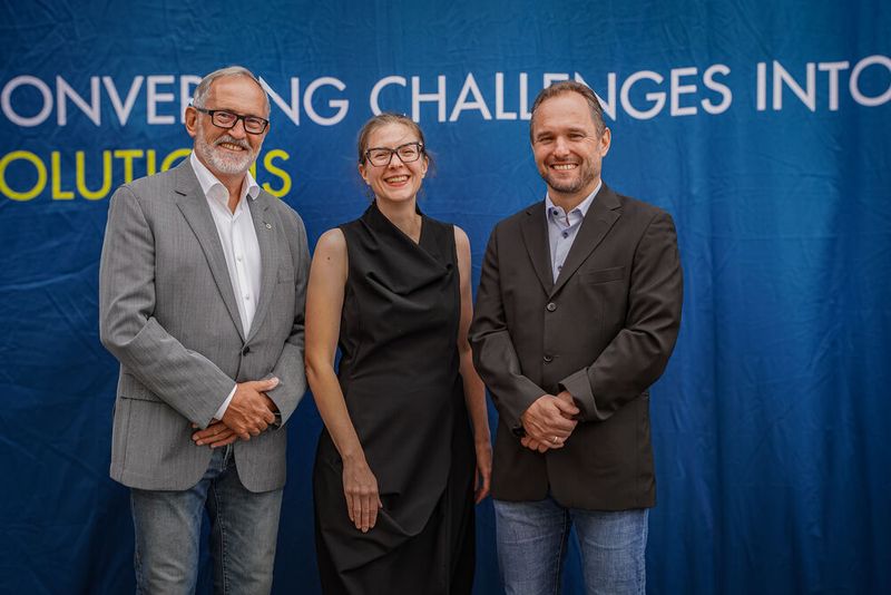 Herbert Ginzinger (l.), Gründer und Geschäftsführer von Ginzinger electronic systems, verabschiedete sich nach fast 35 Jahren in den wohlverdienten Ruhestand. Seit dem 1. November hat seine Tochter Tanja Ginzinger (m.) die Leitung des Familienunternehmens inne. Sie ist bereits seit mehreren Jahren gemeinsam mit Michael Berger (r.) Teil der Geschäftsführung. (Bild: Ginzinger electronic systems)