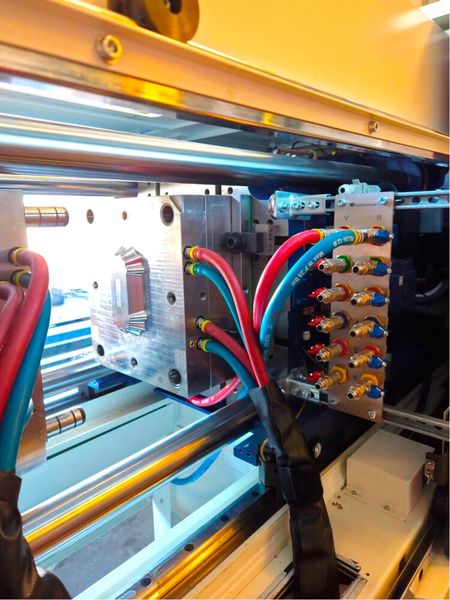 Temperature-control connection plate enables short hose connections to the mould (Source: Nonnenmann)