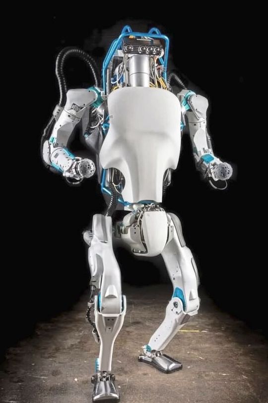 28 hydraulische Antriebe bewegen den humanoiden Roboter Atlas von Bosten Dynamics kraftvoll und dynamisch. 28 hydraulische Antriebe bewegen den humanoiden Roboter Atlas von Bosten Dynamics kraftvoll und dynamisch.