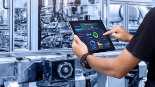 Daten in der Industrie: Deutsche Unternehmen setzen auf 5G. Doch der Ausbau des 5G-Netzes gerät ins Stocken. (Panuwat (Balls))