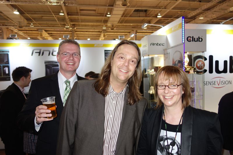 (v. l.) Christian Haack und Lars Lehmann, Pilot, mit Marion Blümel, Optoma (Bild: IT-BUSINESS)