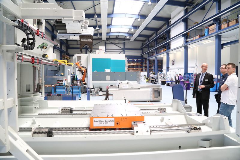 Hausausstellung bei Reiden Technik: Gebiets-Verkaufsleiter Patrick Glantzmann mit Kunden  bei der Präsentation des Maschinenportfolios. (Matthias Böhm)