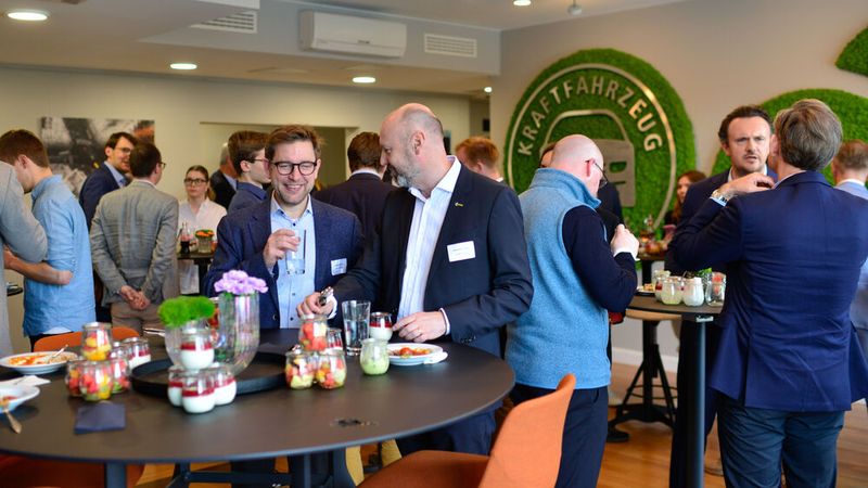 Die Pause des Automobildialogs, der im Berliner ZDK-Büro stattfand, nutzten die Teilnehmer auch für Gespräche. (Bild: ZDK)