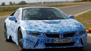 Der i8 ist zwar noch im Tarnlook. Auf der BMW-Teststrecke bewies er aber schon seine Fähigkeiten als elektrischer Sportwagen. (Foto:  BMW)