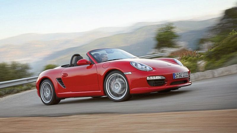 Im Oktober 2004 debütiert die zweite Generation des Boxster – intern 987 genannt. Den haben die Designer lediglich verfeinert. Ein neues Scheinwerferdesign, die Silhouette mit neuem, noch kräftigeren Linienschwung und größeren Rädern sowie das Heck mit markantem Fugenverlauf wirken vertraut, sind aber noch klarer und funktionsbetonter gezeichnet.  (Bild: Porsche AG)