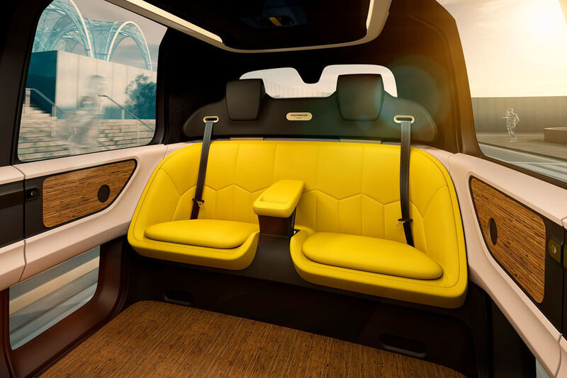 Die Kommunikation mit dem selbstfahrenden Auto erfolgt mittels Sprache. Die Windschutzscheibe als großer OLED-Bildschirm mit Augmented Reality dient als Kommunikations- und Entertainmentzentrale. (Volkswagen)