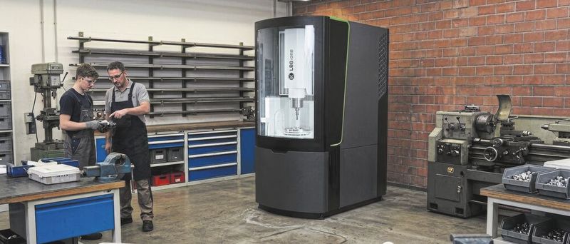 Eine Fünf-Achs-Fräsmaschine muss nicht mehr zwingend in einer Produktionshalle stehen. Wenn sie durch eine Standardtür passt und ohne spezialisierte Ausbildung bedienbar ist, eröffnen sich zahlreiche Möglichkeiten.(Bild:  Gemini / LBR Manufacturing / KI-generiert)