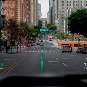 Der Weg ins nächste Krankenhaus – naturgetreu eingeblendet an die passende Stelle im Sichtfeld des Fahrers.(Bild:  Wayray)