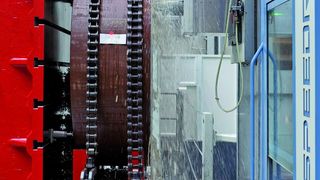 Bild 1: Das Fahrständer-Bohrwerk wurde mit Spindelleistungen bis 145 kW für die genaue Bearbeitung von Großbauteilen entwickelt. (Bild: Pama)