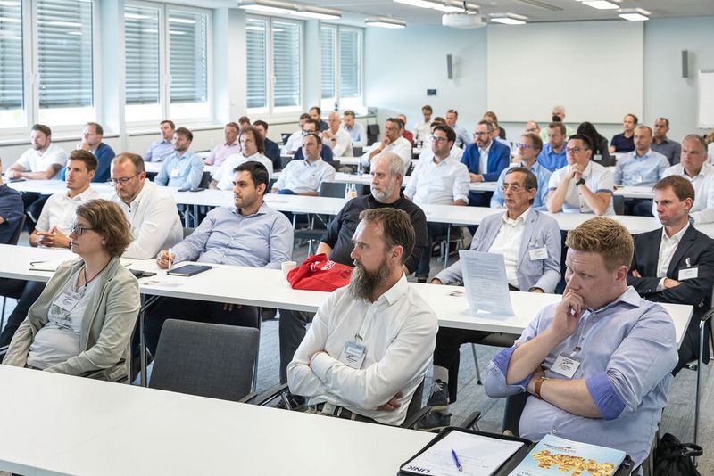 16. Anwenderkongress Steckverbinder. Auf dem Steckverbinderkongress 2022 konnten die Teilnehmer zwischen vier hands-on Workshops wählen – Dichtheitsprüfung, Crimpen, Kabelkonfektionierung und Single Pair Ethernet. (Bild: Elektronikpraxis)