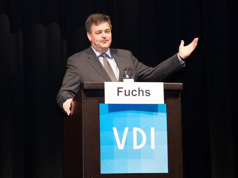 VDI-Direktor Dr.-Ing. Willi Fuchs: „Nur durch Einzug der IKT in die Fabriken bleibt die deutsche Industrie wettbewerbsfähig.“ (Bild: VDI Wissensforum)