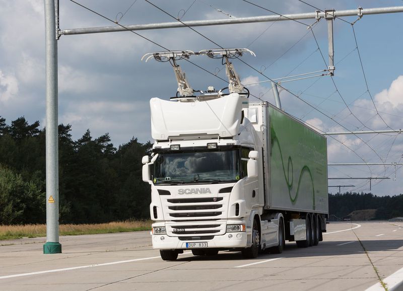 Die Lkw verfügen zusätzlich über einen leistungsstarken Dieselmotor für nicht elektrifizierte Strecken. Mit optimalem Wirkungsgrad treibt dieser Motor auf dem Fahrzeug einen Generator an, mit dem der Strom für den Antrieb des Elektromotors erzeugt wird. (Siemens AG)